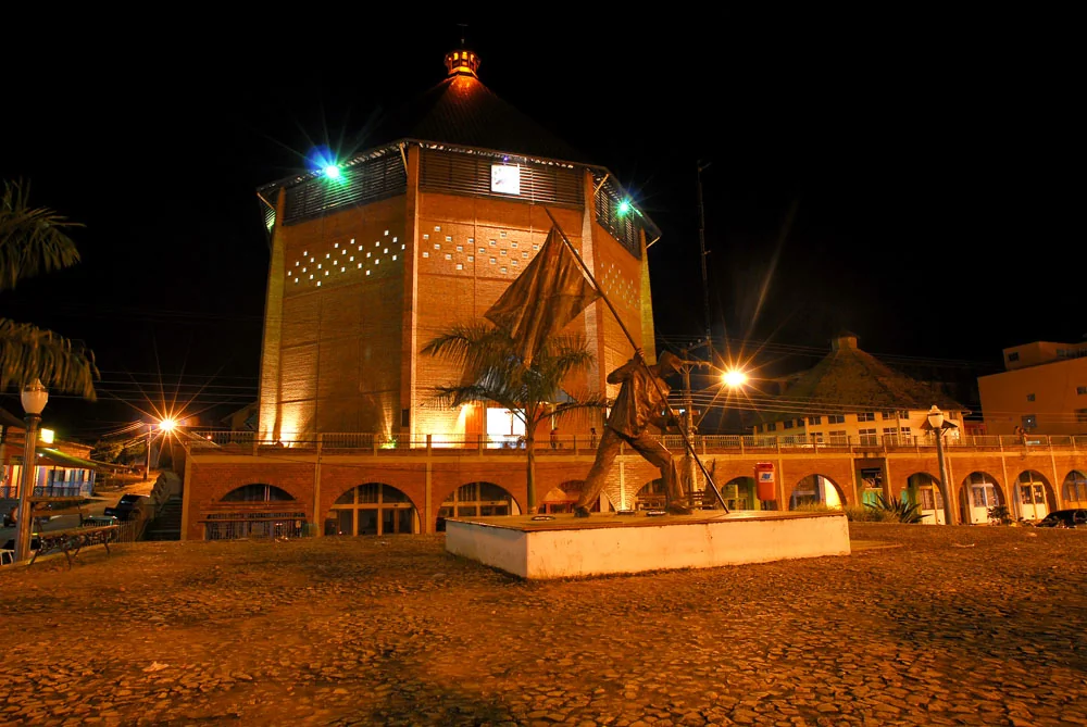 Catedral Nossa Senhora da Glória iluminada à noite em Cruzeiro do Sul